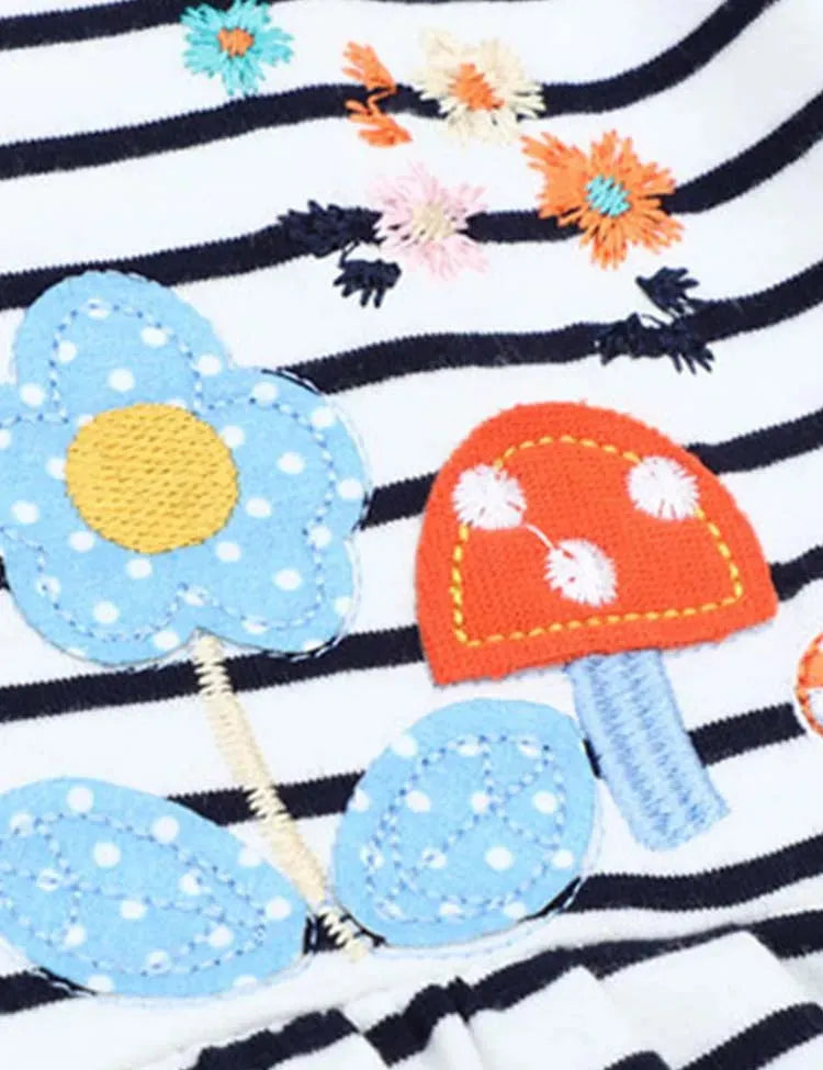 فستان مخطط مزين بزهرة الفراشة