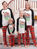 Pijamas a juego familiares con estampado de elfos navideños